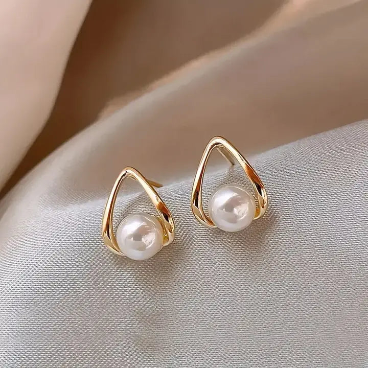 Trójkątne, ażurowe kolczyki z eleganckimi perłami